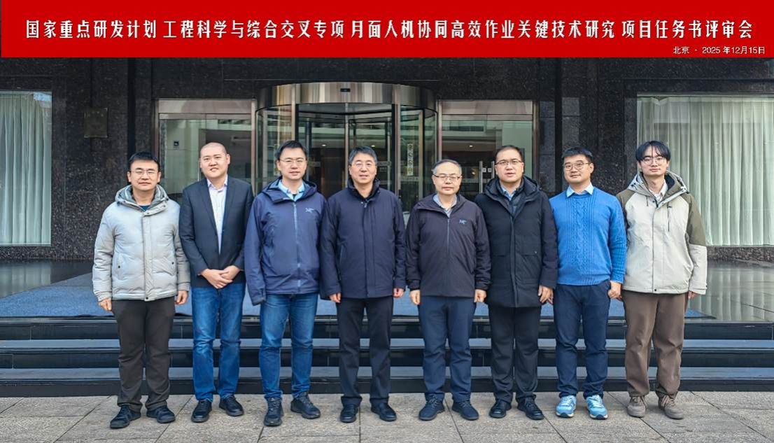 一群人站在一起合影 AI 生成的内容可能不正确。